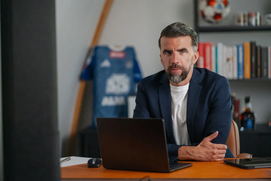 Jacek Miczek na scenie podczas prelekcji o weryfikowalnej AI w prawie