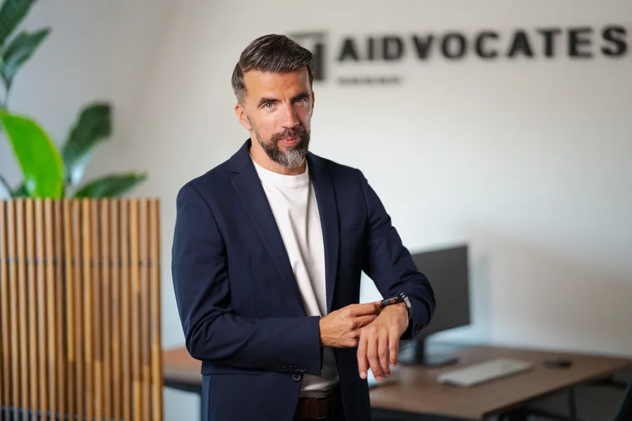 Jacek Miczek prowadzący panel o legaltech